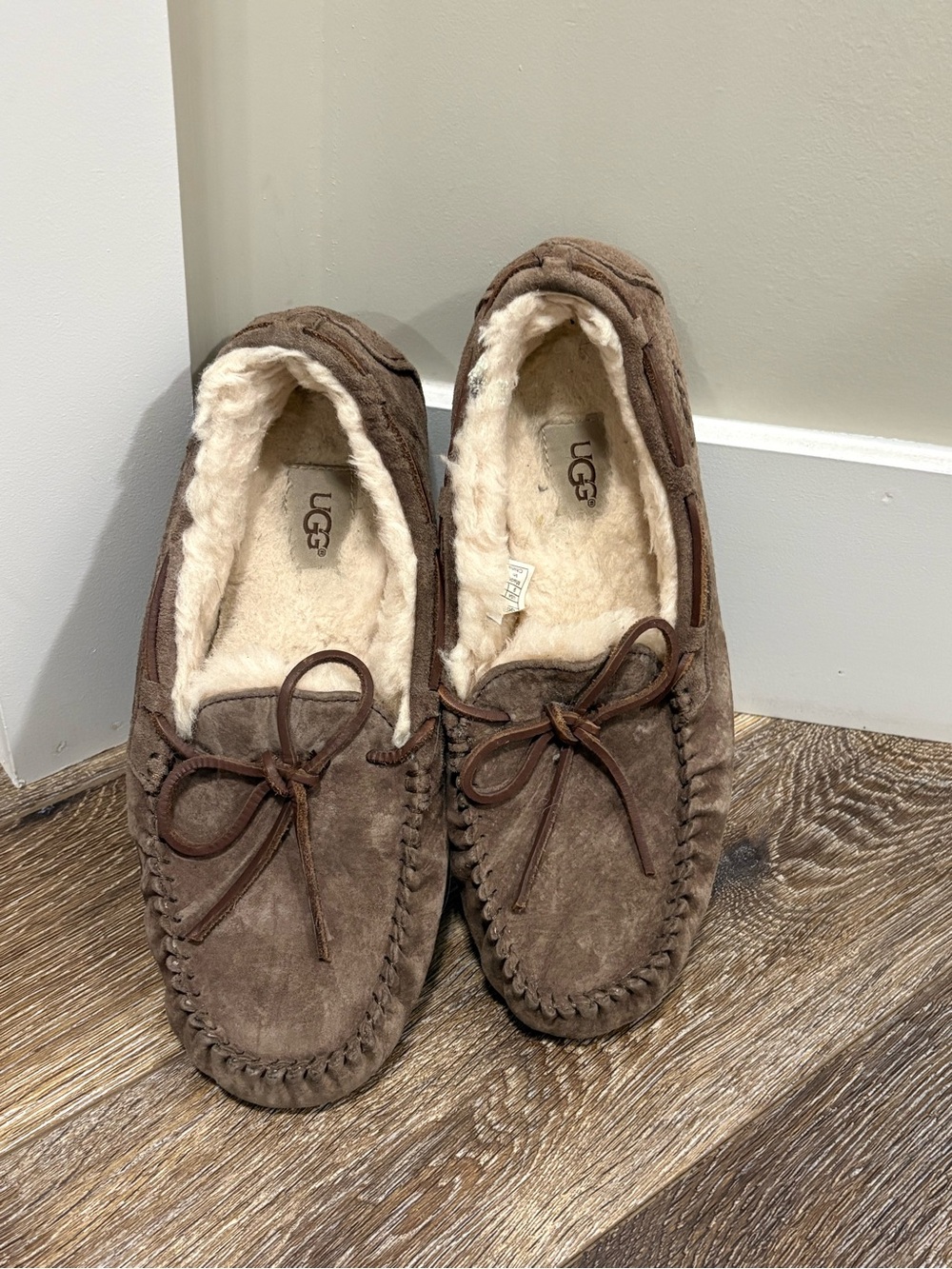 UGG DAKOTA ESPRESSO SUEDE/SHEEPSKIN MOCCASINS Sz 9